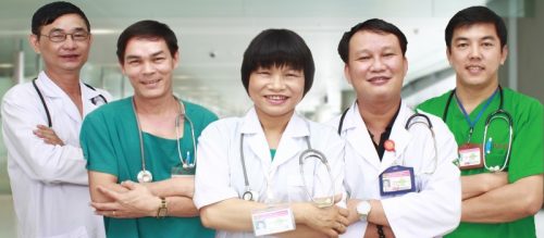 Đội ngũ y bác sĩ chăm sóc sức khỏe cho bệnh nhân ung thư